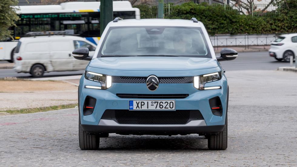 Η ψηλή θέση οδήγησης εξασφαλίζει καλύτερη περιμετρική ορατότητα. Με αυτοκίνητα παρκαρισμένα και στις δύο πλευρές του δρόμου, με το C3 μπορείς να έχεις καλύτερη εποπτεία της κίνησης.